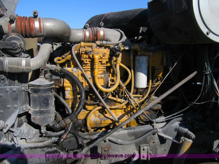 image for item A8075 1992 International 9400 semi truck