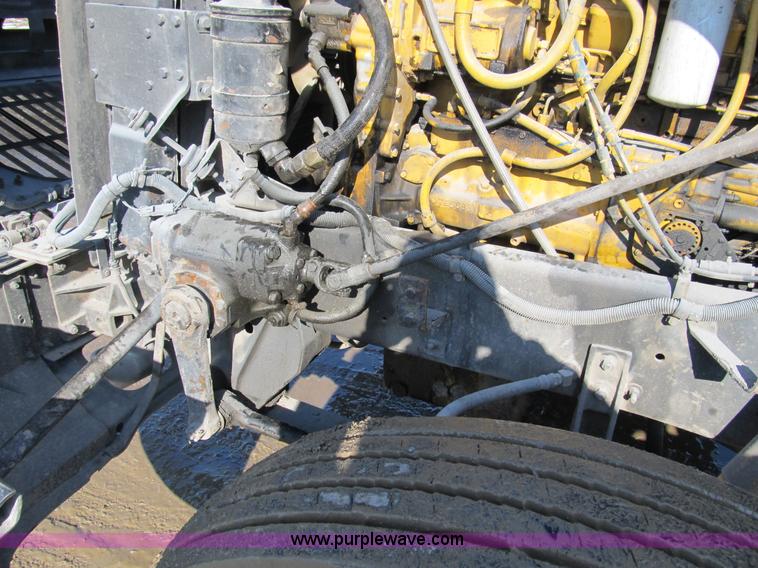 image for item A8075 1992 International 9400 semi truck