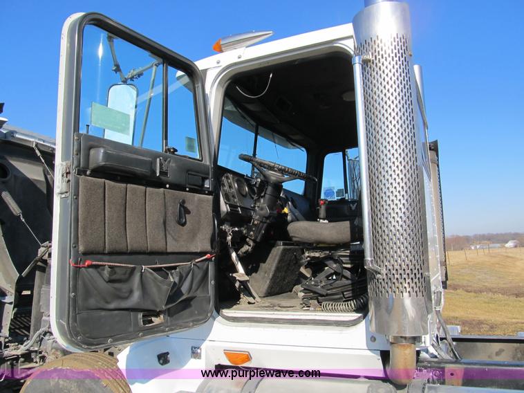 image for item A8075 1992 International 9400 semi truck