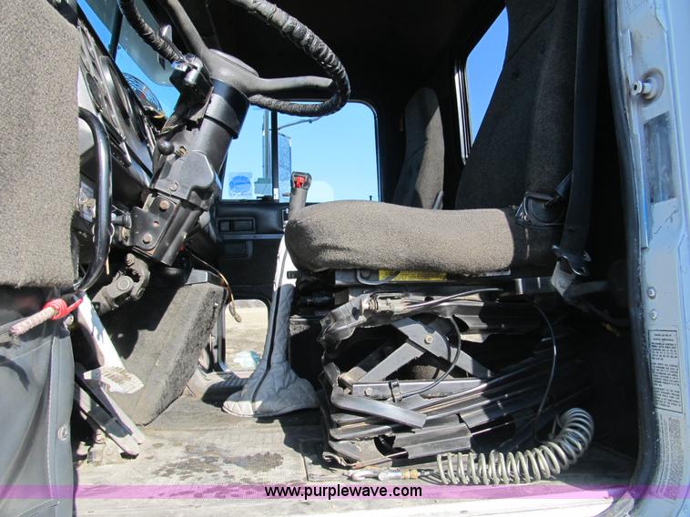 image for item A8075 1992 International 9400 semi truck