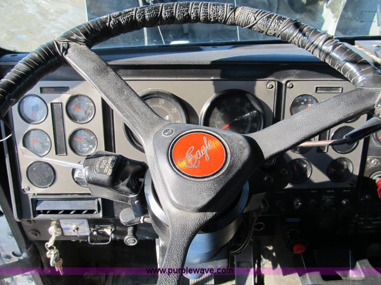 image for item A8075 1992 International 9400 semi truck