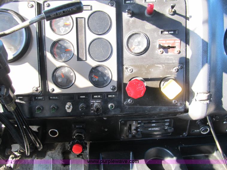 image for item A8075 1992 International 9400 semi truck