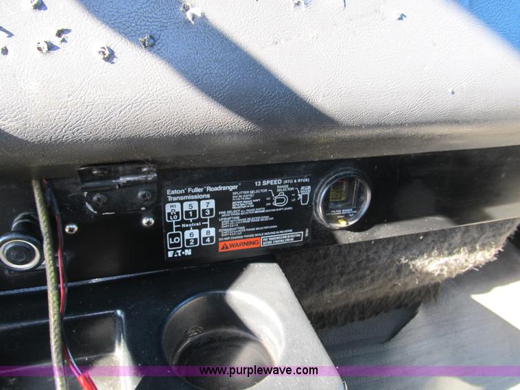 image for item A8075 1992 International 9400 semi truck