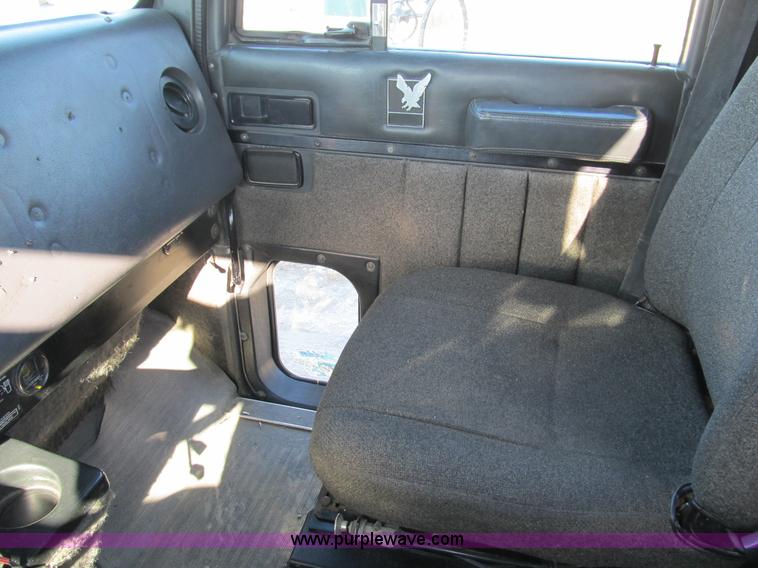 image for item A8075 1992 International 9400 semi truck