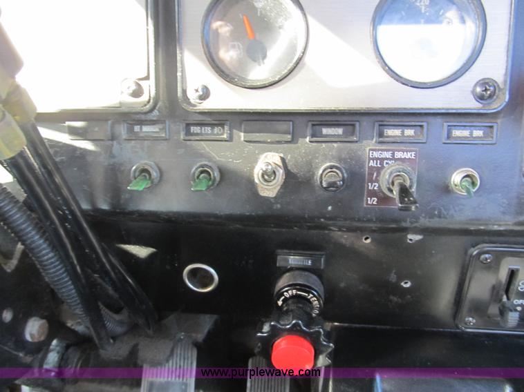 image for item A8075 1992 International 9400 semi truck