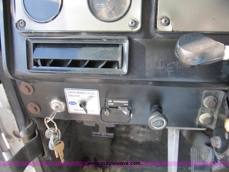 image for item A8075 1992 International 9400 semi truck