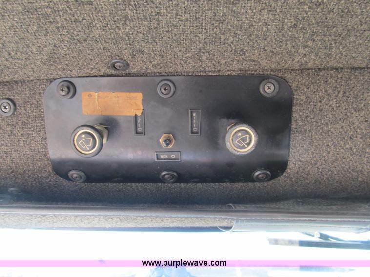 image for item A8075 1992 International 9400 semi truck