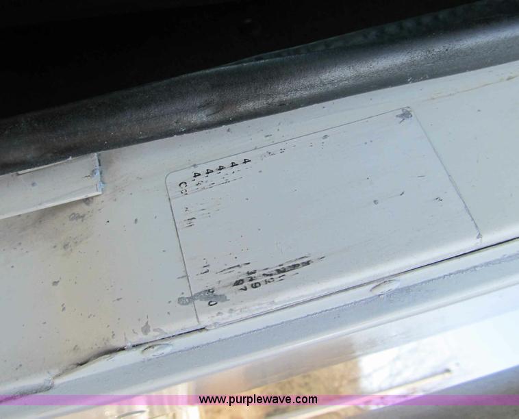 image for item A8075 1992 International 9400 semi truck