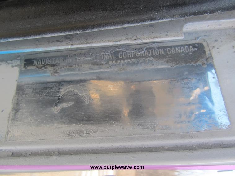 image for item A8075 1992 International 9400 semi truck