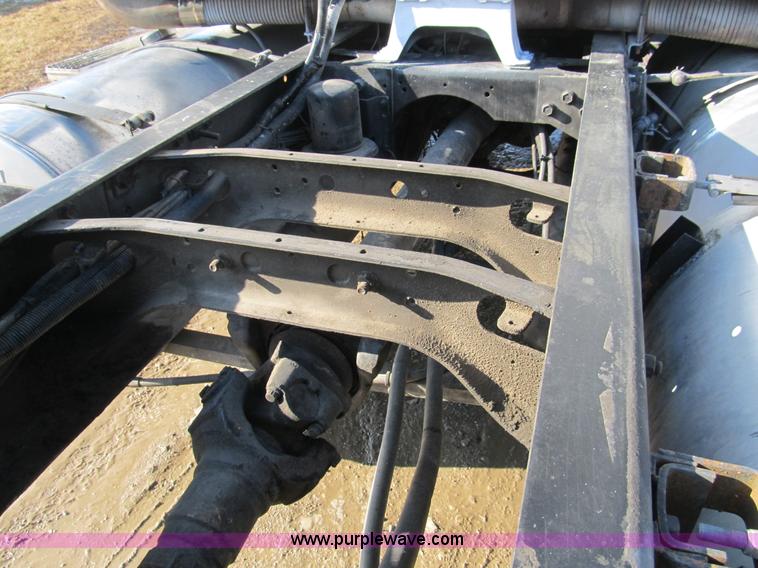 image for item A8075 1992 International 9400 semi truck