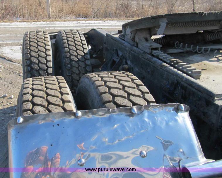 image for item A8075 1992 International 9400 semi truck