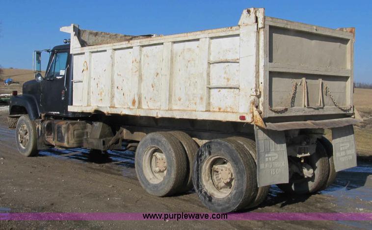 image for item A8076 1978 International F2554 dump truck
