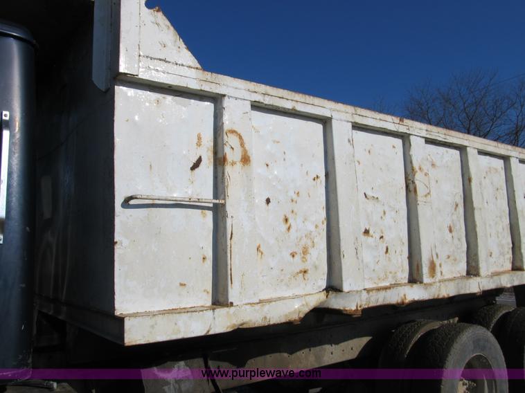 image for item A8076 1978 International F2554 dump truck