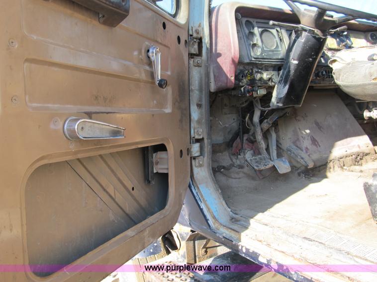 image for item A8076 1978 International F2554 dump truck