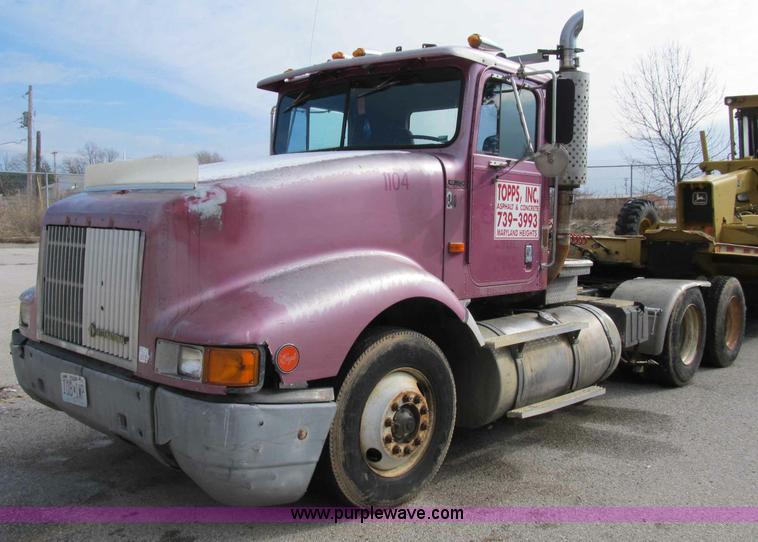 image for item B2615 1993 International 9400 semi truck