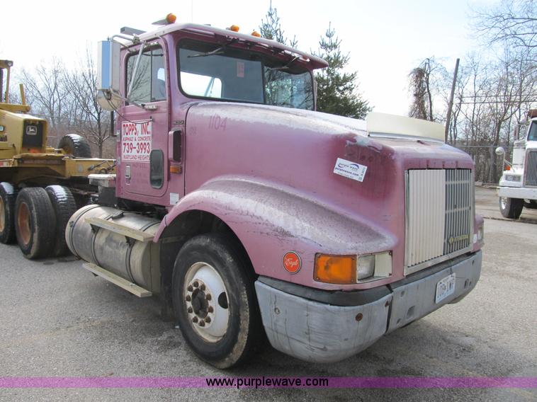 image for item B2615 1993 International 9400 semi truck
