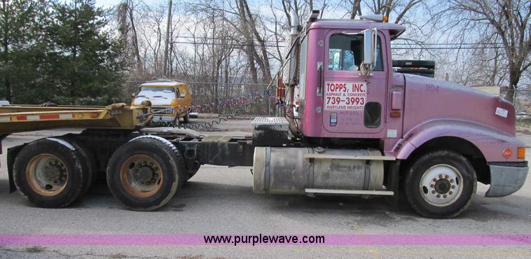 image for item B2615 1993 International 9400 semi truck