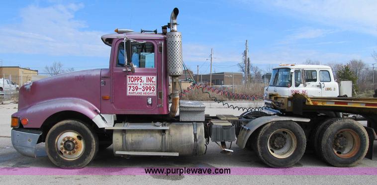 image for item B2615 1993 International 9400 semi truck