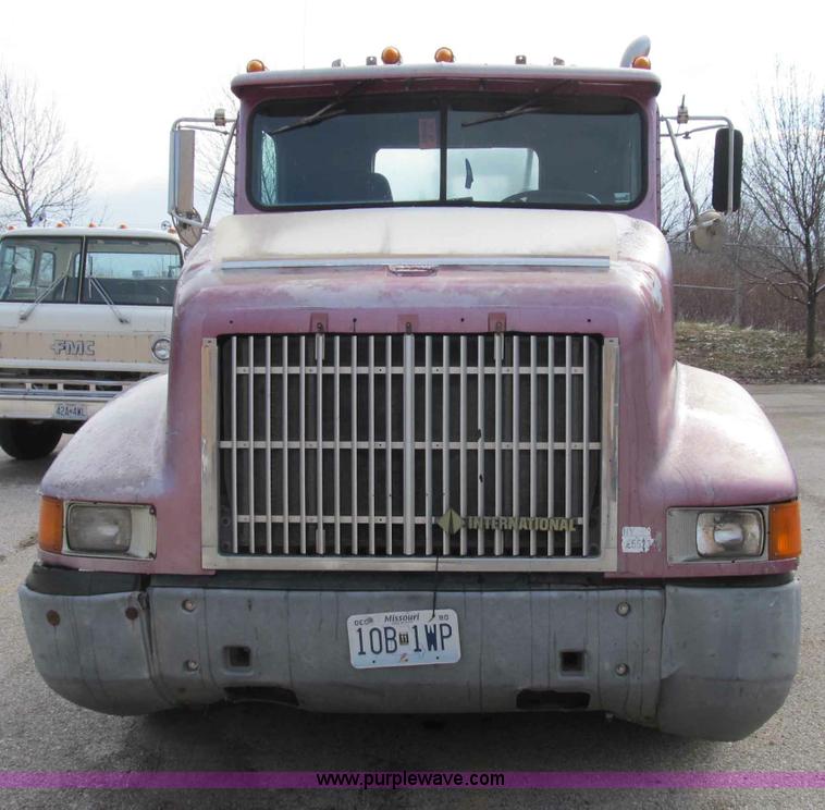 image for item B2615 1993 International 9400 semi truck