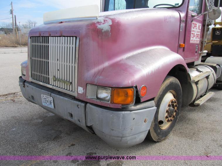 image for item B2615 1993 International 9400 semi truck