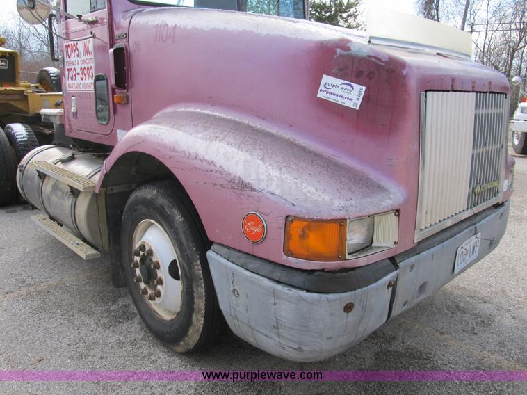 image for item B2615 1993 International 9400 semi truck