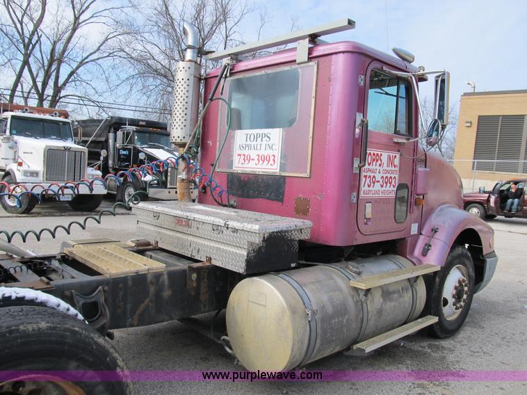 image for item B2615 1993 International 9400 semi truck