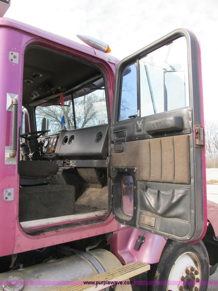 image for item B2615 1993 International 9400 semi truck