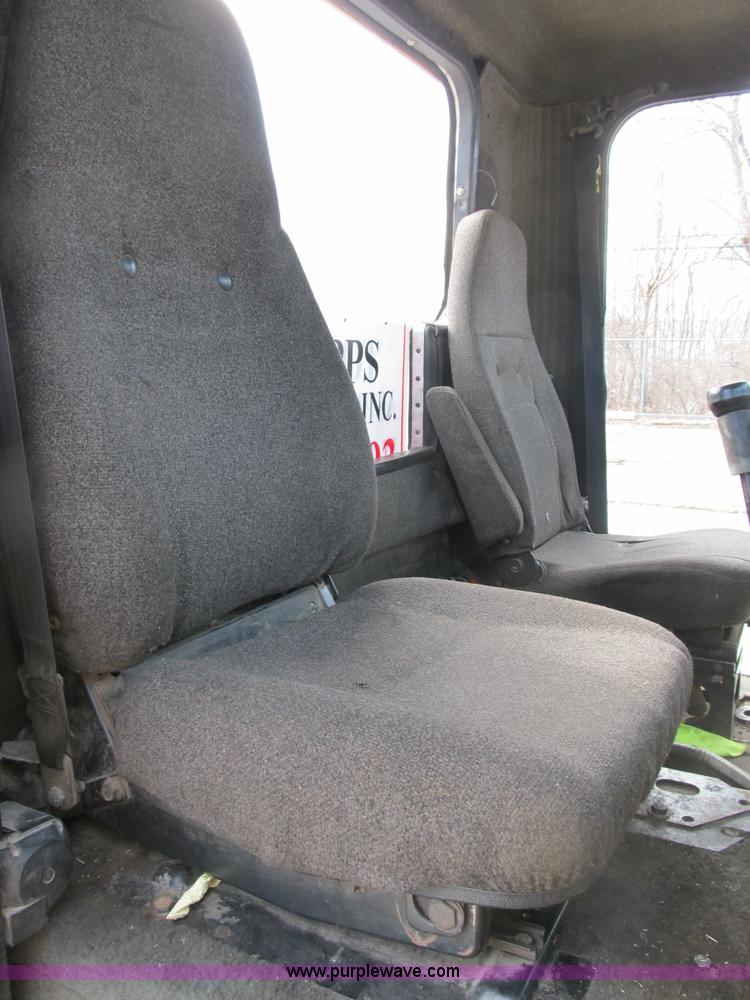 image for item B2615 1993 International 9400 semi truck