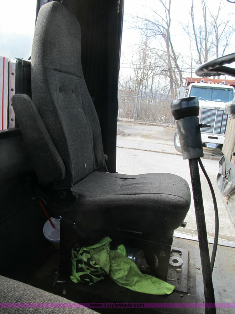 image for item B2615 1993 International 9400 semi truck