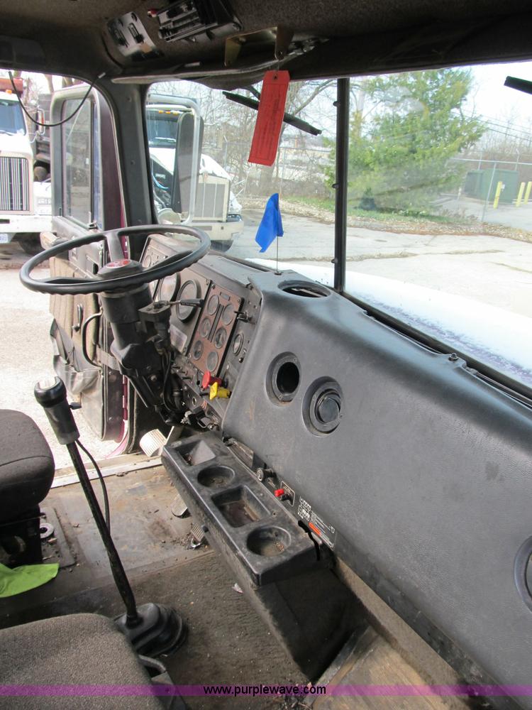 image for item B2615 1993 International 9400 semi truck