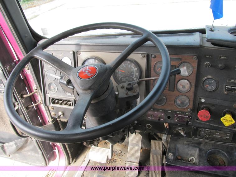 image for item B2615 1993 International 9400 semi truck