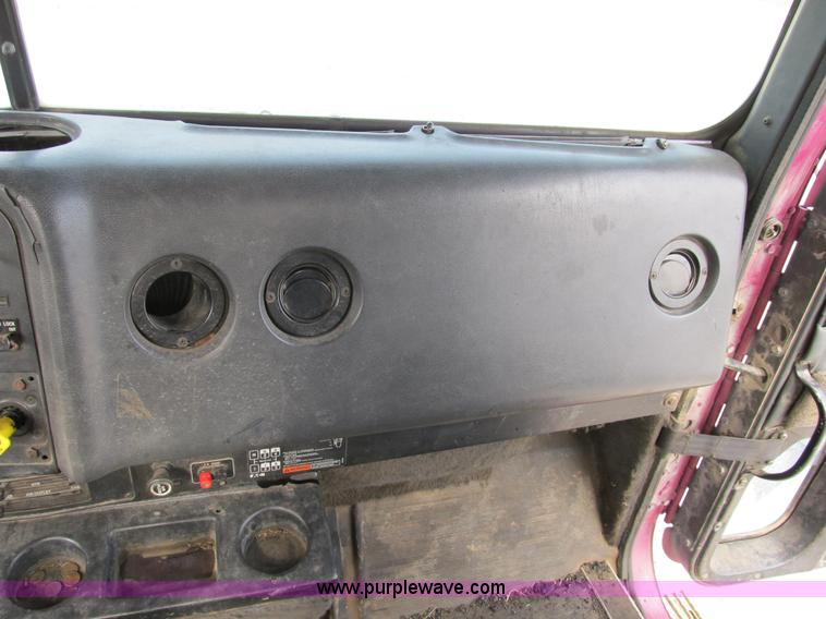 image for item B2615 1993 International 9400 semi truck