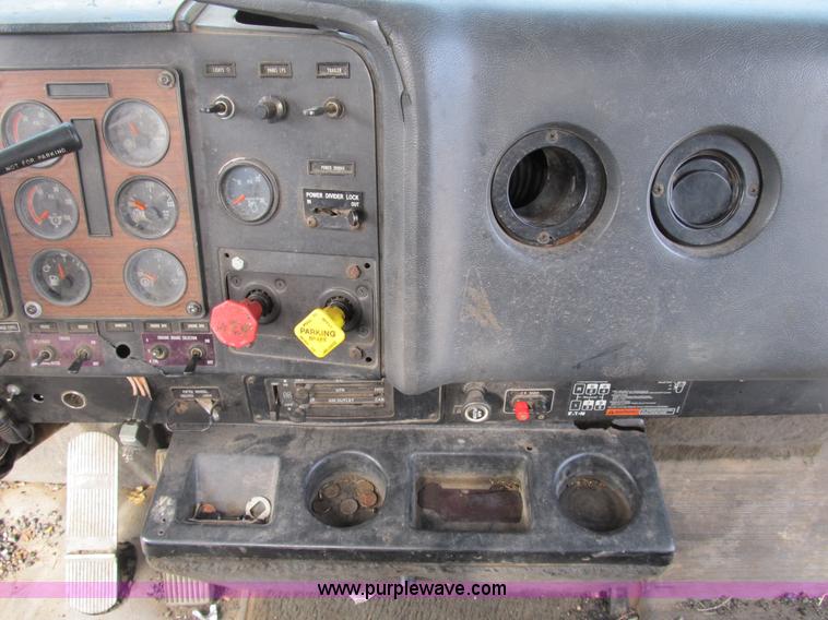 image for item B2615 1993 International 9400 semi truck