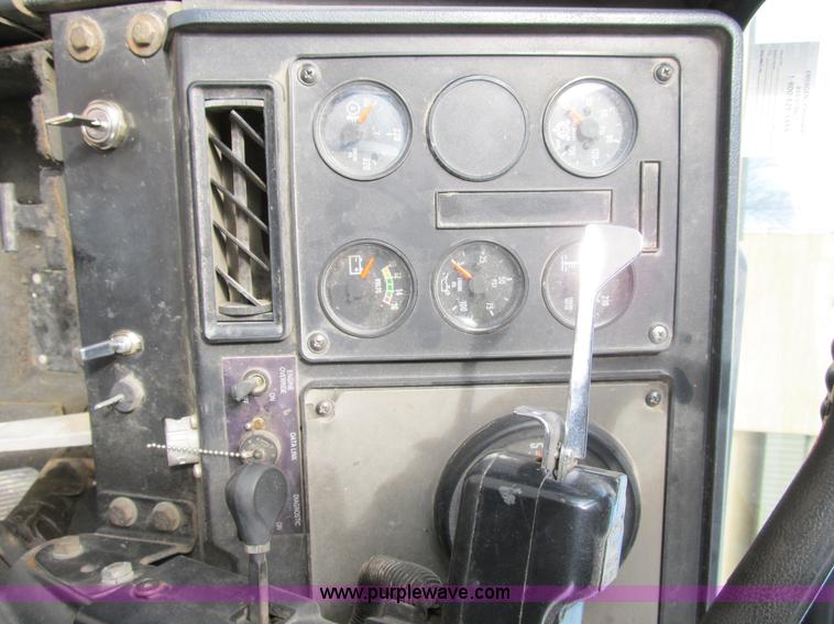 image for item B2615 1993 International 9400 semi truck