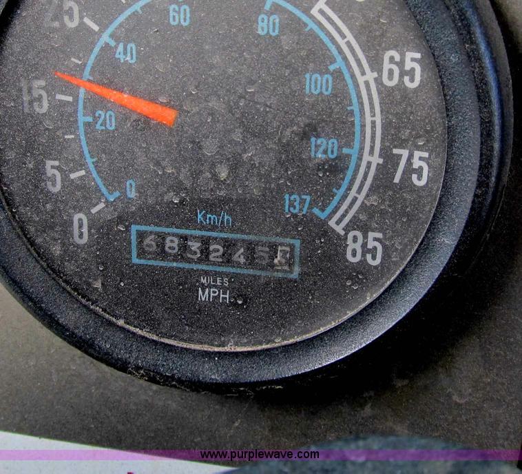 image for item B2615 1993 International 9400 semi truck