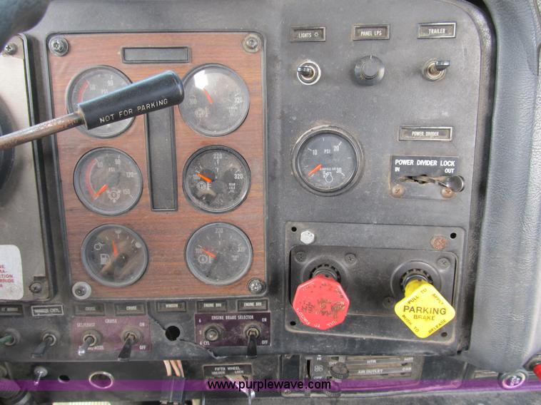 image for item B2615 1993 International 9400 semi truck