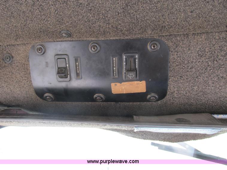 image for item B2615 1993 International 9400 semi truck