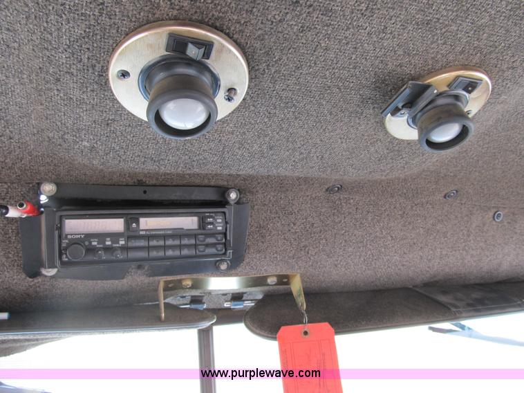 image for item B2615 1993 International 9400 semi truck