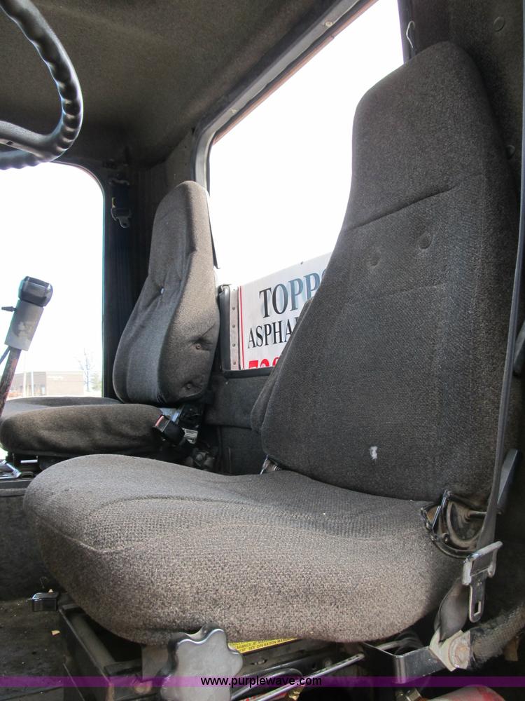 image for item B2615 1993 International 9400 semi truck