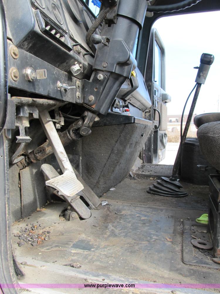 image for item B2615 1993 International 9400 semi truck