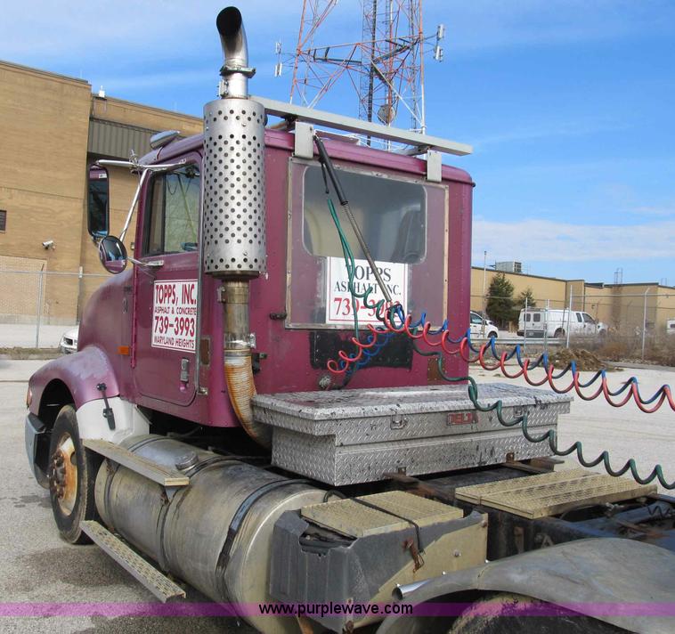 image for item B2615 1993 International 9400 semi truck