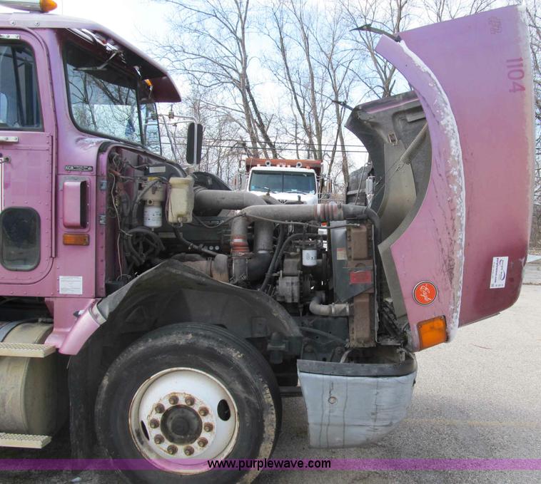 image for item B2615 1993 International 9400 semi truck