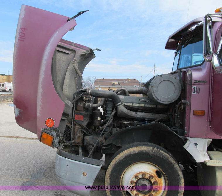 image for item B2615 1993 International 9400 semi truck