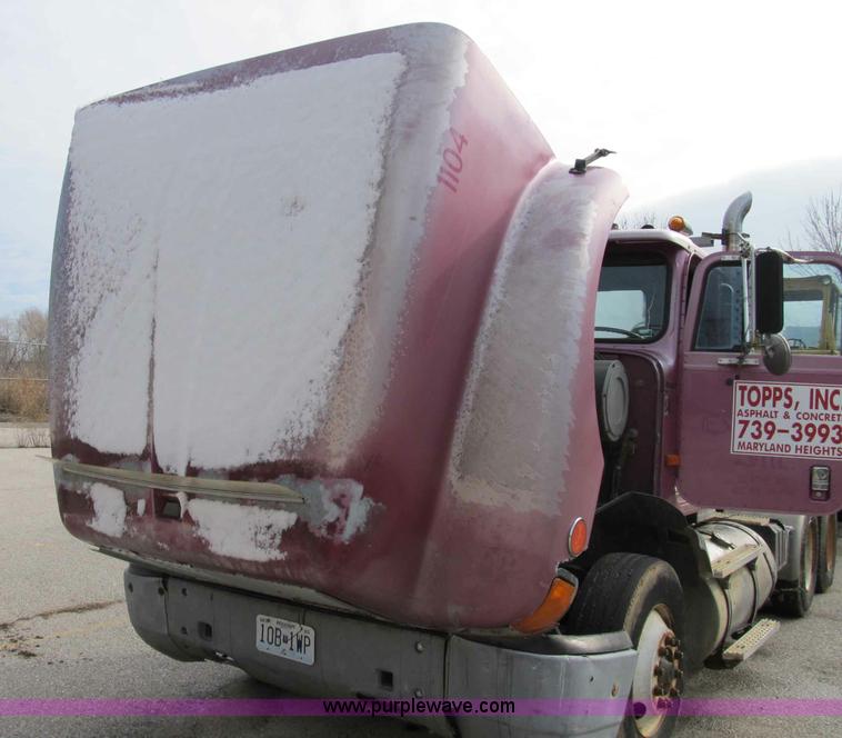 image for item B2615 1993 International 9400 semi truck