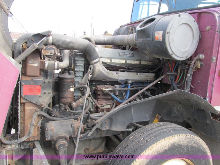 image for item B2615 1993 International 9400 semi truck
