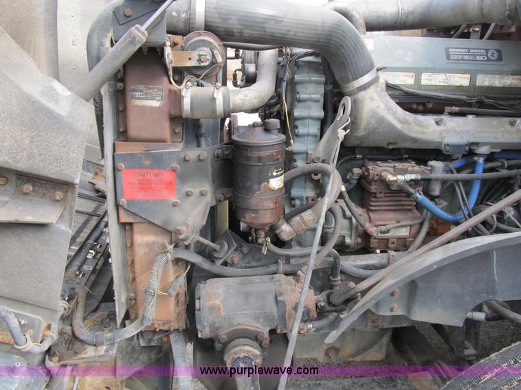 image for item B2615 1993 International 9400 semi truck