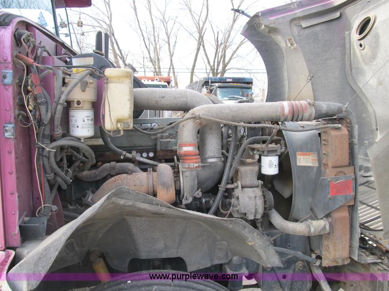 image for item B2615 1993 International 9400 semi truck