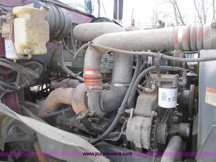 image for item B2615 1993 International 9400 semi truck