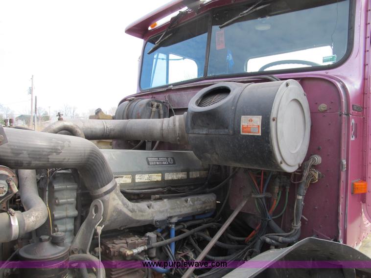 image for item B2615 1993 International 9400 semi truck