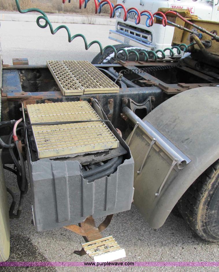 image for item B2615 1993 International 9400 semi truck